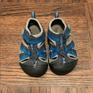 Keen, toddler boy sandals, size 5.